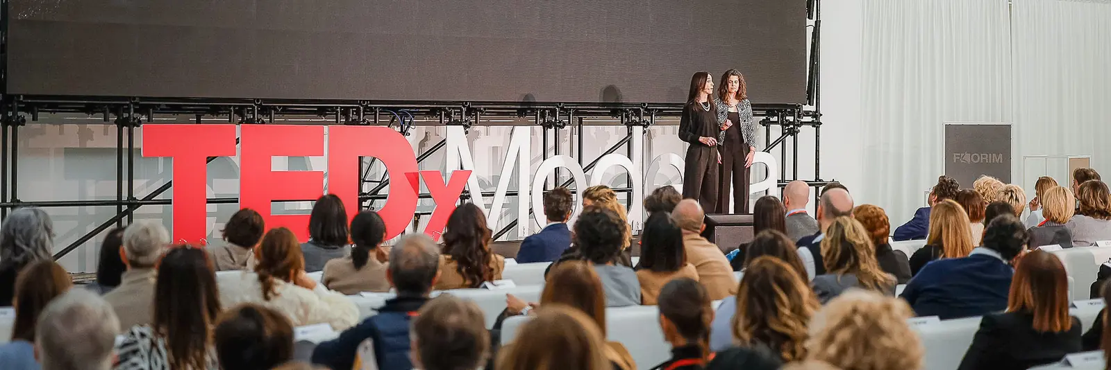 Roberta Corti e Jessica Merenda sul palco del TEDx